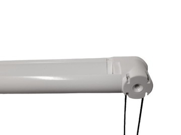 Biała wewnętrzna część nawiewnika Ventair sterowana sznurkiem do okna okien