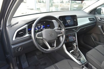 Volkswagen T-Roc I SUV Facelifting 1.5 TSI ACT 150KM 2022 Volkswagen T-Roc SalonPL 150KM TSI DSG Life 17 ZimowySiedzenia komfortoweV, zdjęcie 8