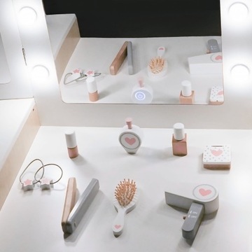 Деревянный туалетный столик для детей со стулом, аксессуарами и светодиодной подсветкой.