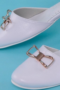 Туфли для причастия с поясом и золотым металлическим бантом.