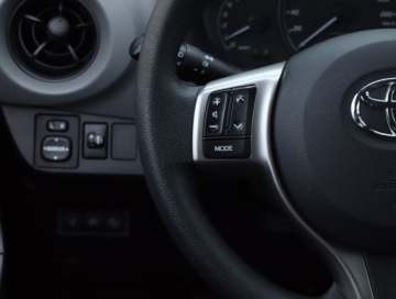 Toyota Yaris III Hatchback 5d Facelifting 2017 1.5 Dual VVT-iE 111KM 2020 Toyota Yaris 1.5 Dual VVT-i, Salon Polska, Klima, zdjęcie 17