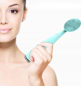 Многофункциональное средство для чистки лица.