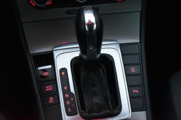 Volkswagen Passat B7 Variant 2.0 TDI CR DPF BlueMotion 140KM 2012 Volkswagen Passat B7 Variant Comfortline 2.0TDI *AUTOMAT* BOGATA Wersja HAK, zdjęcie 24