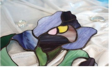 Витражный цветок модерн Ирис Фиолетовый на окне