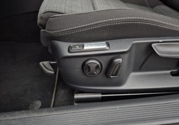 Volkswagen Passat B8 Variant Facelifting 2.0 TDI SCR 200KM 2022 Volkswagen Passat Variant 2.0TDI 200KM DSG BusinessPremium HAK Kamera LED, zdjęcie 11