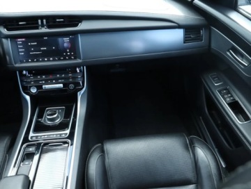 Jaguar XF II Sportbrake 2.0 i4D 180KM 2017 Jaguar XF 20d AWD, Serwis ASO, 177 KM, 4X4, zdjęcie 7