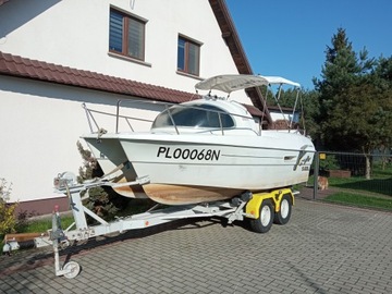 яхта, моторная лодка, каюта-каюта, двигатель 40 л.с. и прицеп GVM 1320 кг.