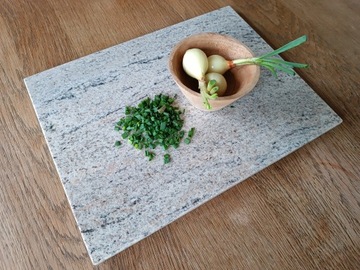 Разделочная доска из гранита Royal Ivory 20х30х12мм.