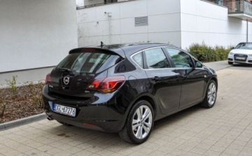 Opel Astra J Hatchback 5d 2.0 CDTI ECOTEC 160KM 2009 Opel Astra 2,0CDTI (160KM) Automat Skory 2.0 Diesel 160KM, zdjęcie 3