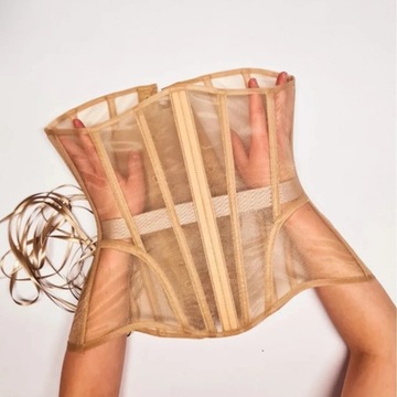 Женский живот, плотный корсет, бюстье под грудью