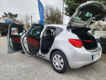 Opel Astra J Hatchback 5d 1.6 Twinport ECOTEC 115KM 2011 Opel Astra 1.6 115 KM 100% Przebieg 105 Tyś km, zdjęcie 11