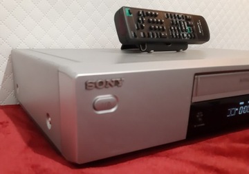 Видеомагнитофон SONY VHS с дистанционным управлением.