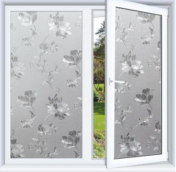 Защитная пленка для окон в гостиной и ванной комнате в виде цветов.