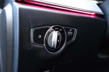 Mercedes Klasa E W213 Limuzyna Facelifting 2.0 E220d 194KM 2021 Mercedes-Benz Klasa E 4Matic Kamera Czujniki park Tempomat Asyst. mart, zdjęcie 19