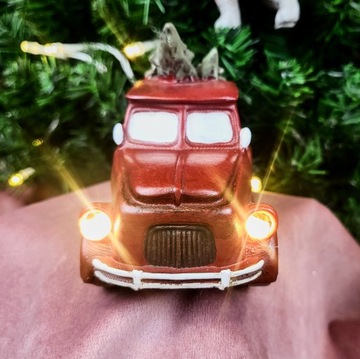 АВТОМОБИЛЬНАЯ ФИГУРКА С ДЕКОРАТИВНОЙ СВЕТОДИОДНОЙ РОЖДЕСТВЕНСКОЙ ЕЛКОЙ