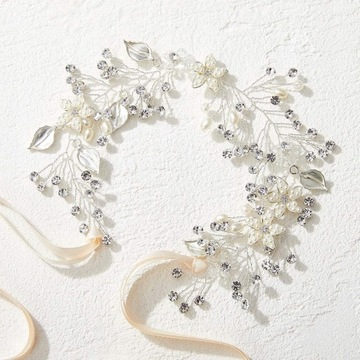 Венок для причастия в головном уборе цветочницы