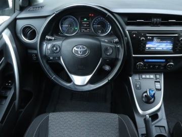 Toyota Auris II Hatchback 5d 1.8 HSD 136KM 2014 Toyota Auris Hybrid, Salon Polska, Serwis ASO, zdjęcie 6