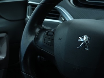 Peugeot 2008 I SUV Facelifting 1.2 PureTech 110KM 2016 Peugeot 2008 1.2 PureTech, Salon Polska, zdjęcie 18