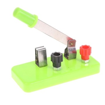 Экспериментальный школьный набор для построения электрических схем.