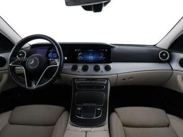 Mercedes Klasa E W213 Limuzyna Plug-in Facelifting 2.0 300de 306KM 2020 Mercedes E 300 FV23% PHEV jasne dkóry virtual, zdjęcie 14