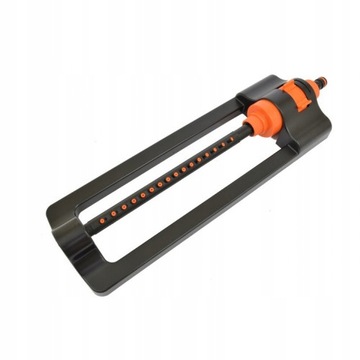 Осциллирующий ороситель для газона с 16 регулируемыми форсунками.