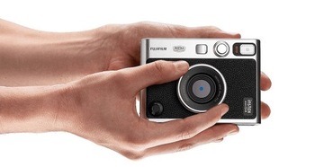 Камера FUJIFILM Instax Mini Evo, черный и серебристый