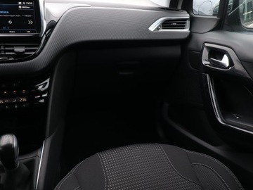 Peugeot 208 I Hatchback 5d Facelifting 1.2 PureTech 110KM 2018 Peugeot 208 1.2 PureTech, Salon Polska, zdjęcie 7