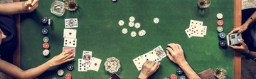 Покерный чемодан, 500 фишек, 2 колоды карт, 5 кубиков.