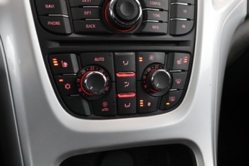 Opel Astra J Hatchback 5d 1.6 Turbo ECOTEC 180KM 2009 Opel Astra 1.6 T, Navi, Xenon, Klima, Klimatronic, zdjęcie 15