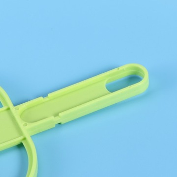 Стол для подметания со щеткой для пыли, клавиатурой, совком для мусора.