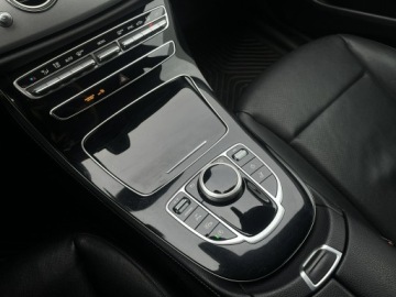 Mercedes Klasa E W213 2019 Mercedes E 220 Automat Bogate wyposażenie 2019, zdjęcie 22