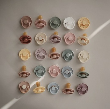 Пустышки FRIGG Daisy 2 шт. Резиновые 6м+ Румяные/Кремовые.