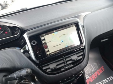Peugeot 208 I Hatchback 5d Facelifting 1.2 PureTech 110KM 2016 Peugeot 208 GT Line Kamera Klimatronik PDC Sensor Alu 1.2 Benzyna 110KM, zdjęcie 22