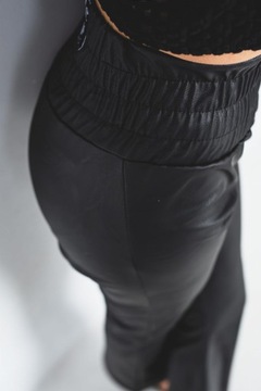 Eleganckie damskie spodnie eko skóra DZWONY modelująca guma w pasie S