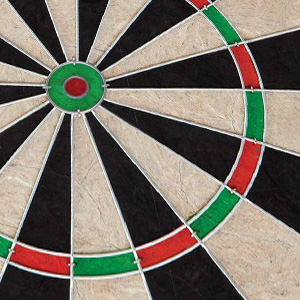 Пробковая доска для дартса с 6 дротиками.