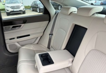 Jaguar XF II Sedan 2.0 i4D 163KM 2017 Jaguar XF Samochod z gwarancja 2.0 Diesel 163KM, zdjęcie 15
