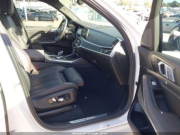 BMW X7 2021 BMW X7 M50i 2021 4.4 Benzyna 523KM, zdjęcie 9