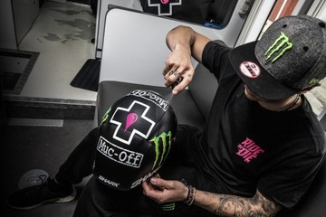 Muc-Off Visor Cleaner для чистки стекол шлемов.