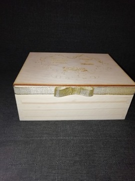 деревянная шкатулка, чайный сервиз, предметы первой необходимости