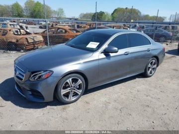Mercedes Klasa E W213 2019 Mercedes-Benz Klasa E 2019 Mercedes-Benz E-Class E 300 RWD Sedan 2.0 241KM, zdjęcie 2