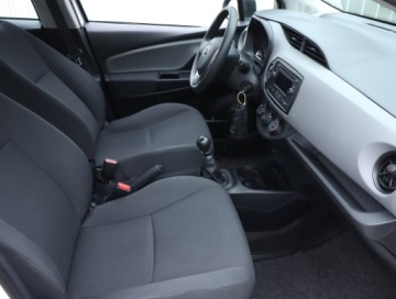 Toyota Yaris III Hatchback 5d Facelifting 2017 1.5 Dual VVT-iE 111KM 2020 Toyota Yaris 1.5 Dual VVT-i, Salon Polska, Klima, zdjęcie 8