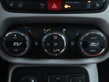 Jeep Renegade SUV 1.4 MultiAir 170KM 2015 Jeep Renegade 1.4 MultiAir, Salon Polska, zdjęcie 20