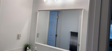 Прямоугольное настенное зеркало в белой раме, 60х90см.