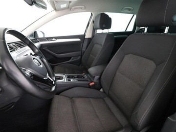 Volkswagen Passat B8 Variant 1.4 TSI BlueMotion Technology ACT 150KM 2017 Volkswagen Passat DSG navi kamera i czujniki, zdjęcie 12