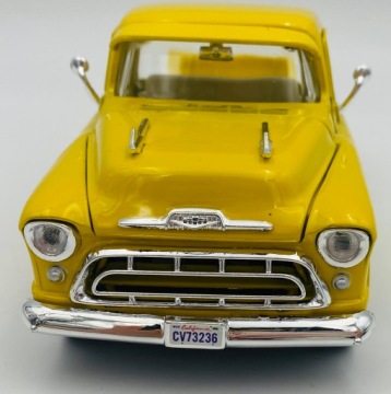 Chevy 3100 Sathside Pickup 1957 Модель 1:24 Motormax 79381 Желтый