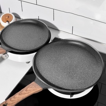 Алюминиевая сковорода для жарки блинов с антипригарным покрытием.