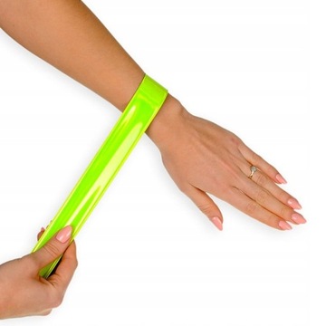 Отражающая рука призматической липучки с повязкой на голову на плече