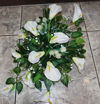 ПЛАТЬЕ на могилу, цветы, букет антуриумов, красивая композиция на кладбище.