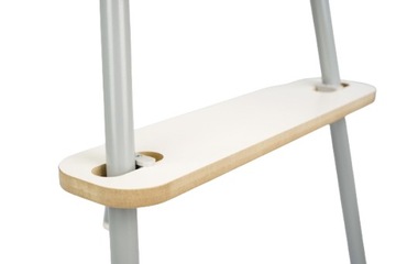 Регулируемая подножка для стула IKEA Antilop, параллельная земле.