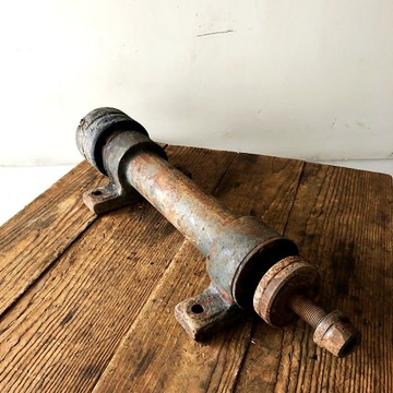 Старый ролик с подшипниками для циркулярной пилы.